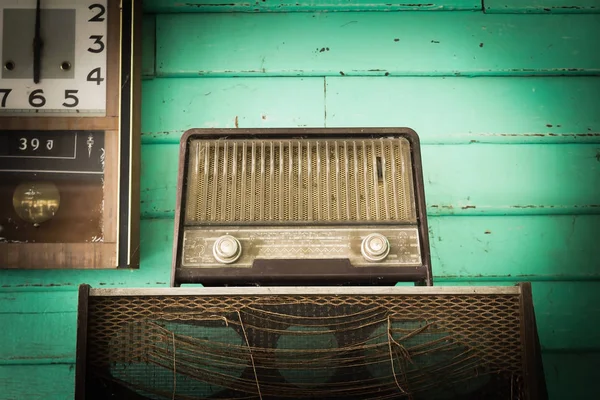 Retro Radio Player Reloj Habitación Con Pared Madera Verde —  Fotos de Stock