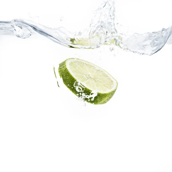 Lime Skiva Stänk Vatten Med Vit Bakgrund — Stockfoto
