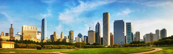 Downtown Chicago Como Visto Grant Park Pela Manhã — Fotografia de Stock