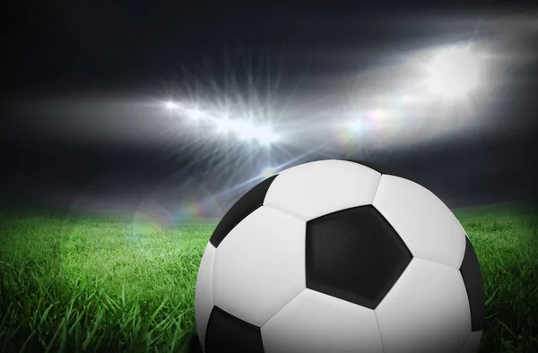 Schwarz Weißer Fußball Gegen Fußballplatz Unter Grellem Licht — Stockfoto