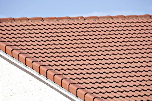 澄んだ青空に対する赤いアドビ粘土帯屋根 — ストック写真