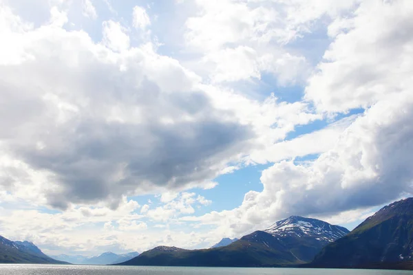 Gunung Arktik Dan Fjord Norwegia Utara Pada Musim Panas — Stok Foto