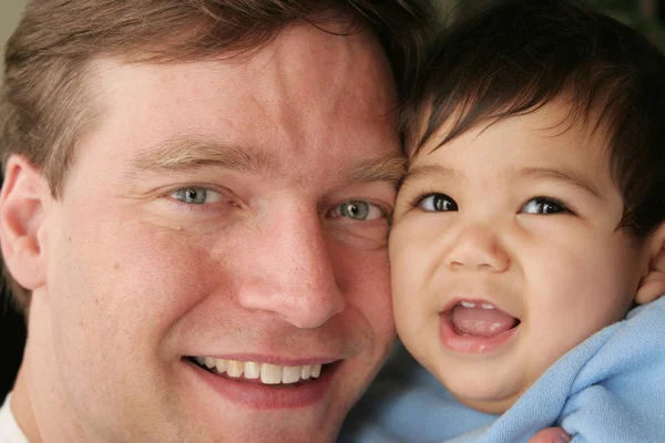 Pai Filho Cara Cara Pai Escandinavo Bebê Multirracial — Fotografia de Stock