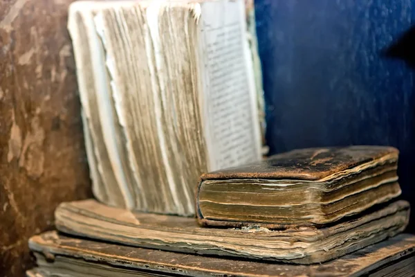 Παλιά Βιβλία Σκισμένες Άκρες Που Βρίσκεται Στο Σκονισμένο Ράφι — Φωτογραφία Αρχείου
