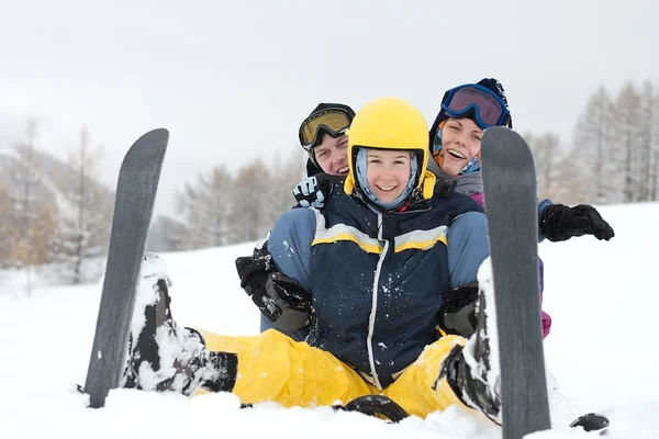 Grupo Jovens Esquiadores Felizes Neve — Fotografia de Stock