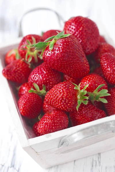 Frische Reife Erdbeeren Auf Einem Hölzernen Hintergrund — Stockfoto