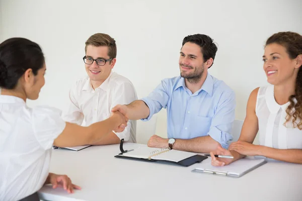 Zakenmensen Schudden Handen Tijdens Recruitment Meeting Office — Stockfoto