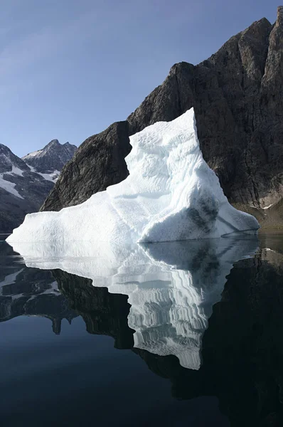 Tükörképe Jéghegynek Közelben Skjoldungen Island Grönland — Stock Fotó