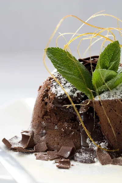 Deliciosa Sobremesa Chocolate Servida Prato Decorado Com Cordas Açúcar Queimado — Fotografia de Stock