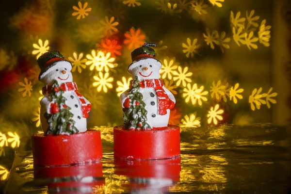 Twee Kerst Sneeuwpoppen Bloem Vormige Lichten Achtergrond Bloem Gevormde Bokeh — Stockfoto