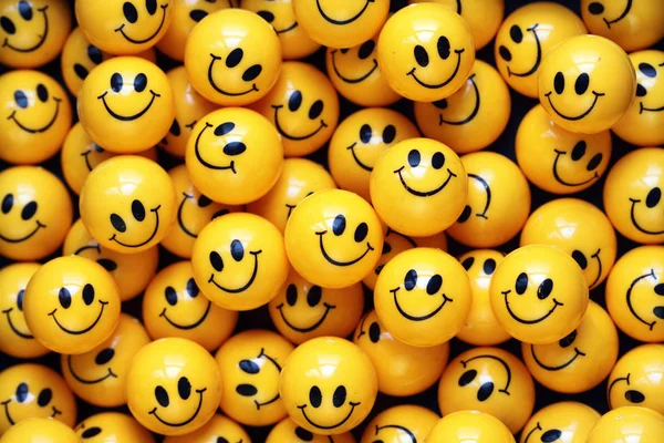 Mucchio Palle Gialle Con Facce Sorridenti — Foto Stock