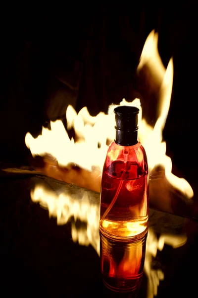 Butelka Perfum Tle Ognia — Zdjęcie stockowe