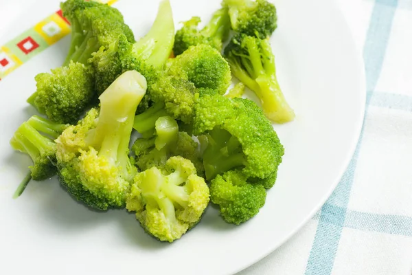 Cocinar Brócoli Plato Blanco Con Enfoque Selectivo — Foto de Stock