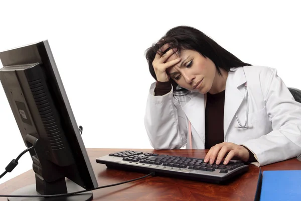 Médico Con Exceso Trabajo Cansado Estresado Sentado Computadora — Foto de Stock