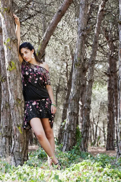 Çiçekli Elbiseli Ormanda Poz Veren Güzel Bir Kız — Stok fotoğraf