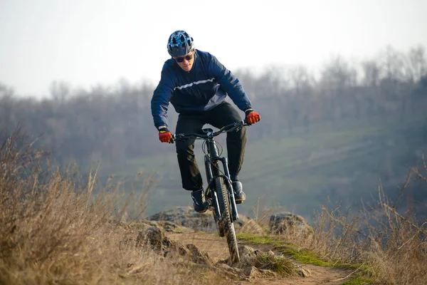 Enduro Radler Fahren Mit Dem Mountainbike Schöne Felsige Strecke Hinunter — Stockfoto