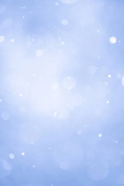 本物の雪と抽象的な青いクリスマスの背景 ぼやけた雪の写真 — ストック写真