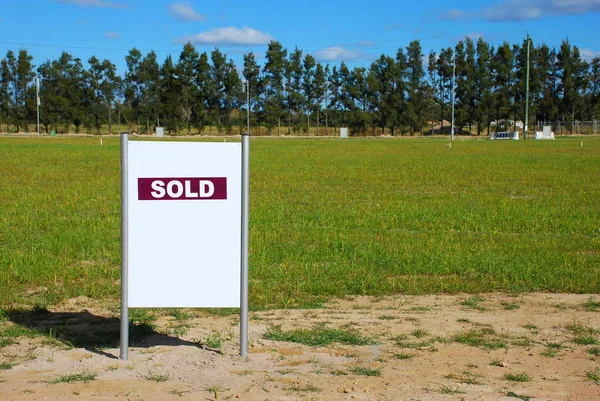 Leerstehendes Grundstück Mit Verkauftem Schild — Stockfoto