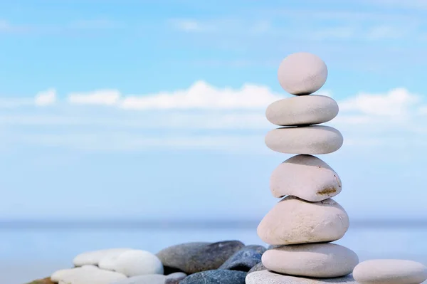 Equilibrando Varios Guijarros Uno Otro Orilla — Foto de Stock