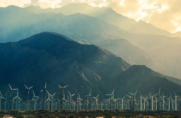 コーチェラ バレーのカリフォルニア砂漠の風タービン 風光明媚な山と太陽の光 カリフォルニア州 アメリカ合衆国 — ストック写真