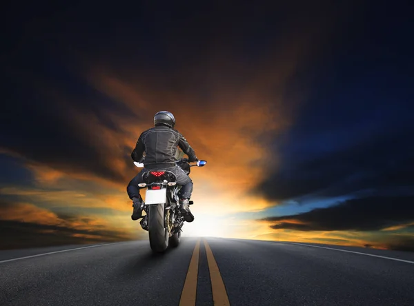 Молодий Чоловік Їде Великим Мотоциклом Асфальті Високо Тлі Красивого Моторошного — стокове фото