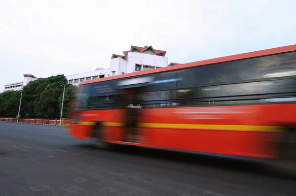 Autobús Urbano Local Que Conduce Muy Rápido Dentro Ciudad —  Fotos de Stock
