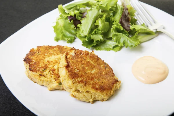 Gâteaux Crabe Frais Sur Une Assiette Blanche Avec Sauce Une — Photo