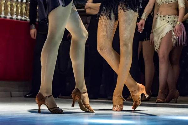 在比赛中跳舞的年轻女孩的女性腿 — 图库照片