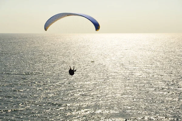 Parapente Fora Ale Stenar Suécia Parapente Branco Contra Sol Céu — Fotografia de Stock