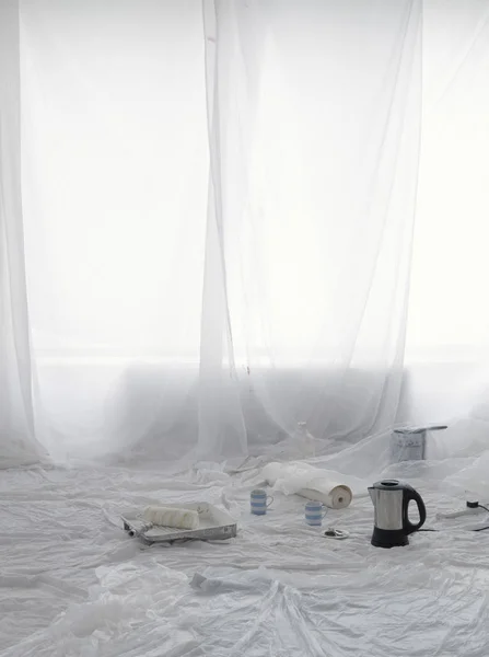 Чайник Предметы Живописи Покрытые Пылевыми Простынями — стоковое фото