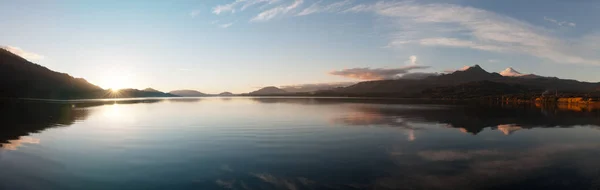 Pôr Sol Panorama Lago Cidade Coaripe Reflexo Cidade Vulcão Villarica — Fotografia de Stock