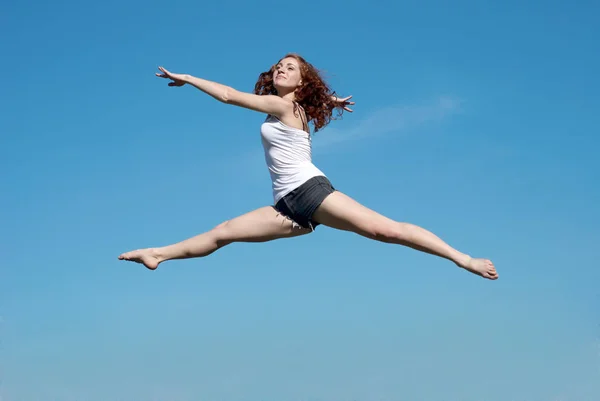 Joven Feliz Chica Aire Libre Una Serie Salto Inusual — Foto de Stock