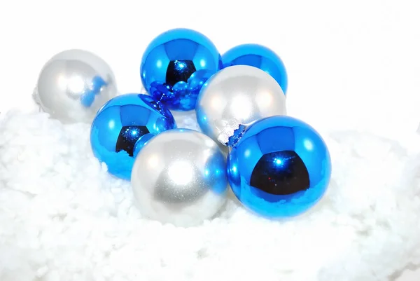 Blauwe Zilveren Ornamenten Met Artifition Snow Geïsoleerd Witte — Stockfoto