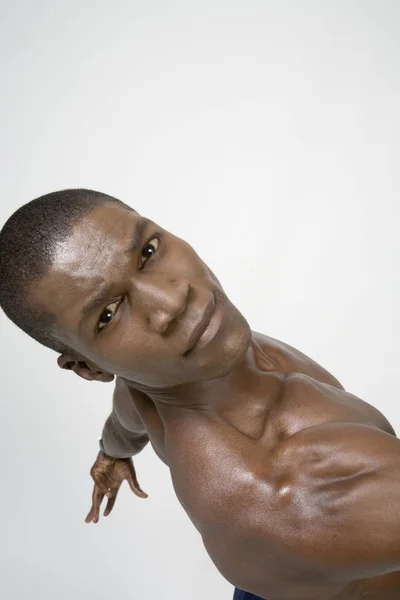 筋肉の黒人は いくつかの筋肉を示しています — ストック写真