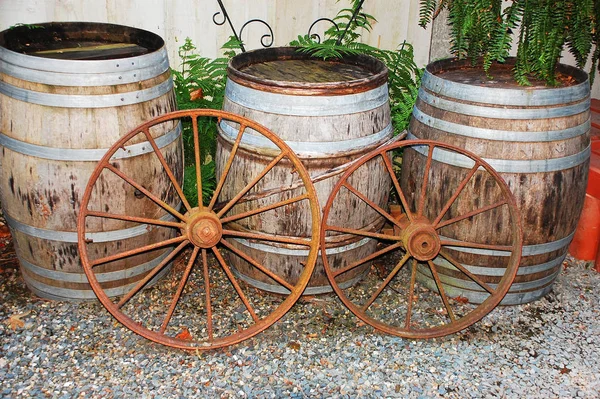 Wooden Barrels Rusty Old Wagon Wheels — Stock Photo, Image