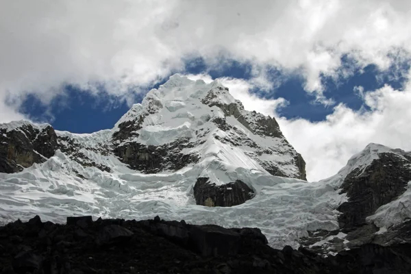 Bonito Pico Montaña Con Nubes Cordillera Blanca Peruana — Foto de Stock