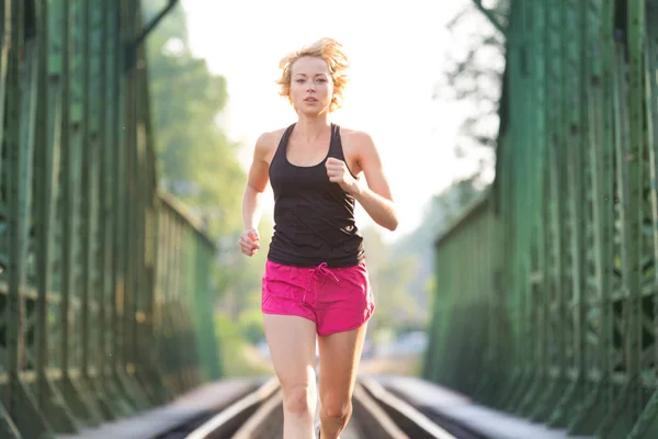 Atleta Corriendo Puente Vías Férreas Entrenamiento Amanecer Por Mañana Para — Foto de Stock