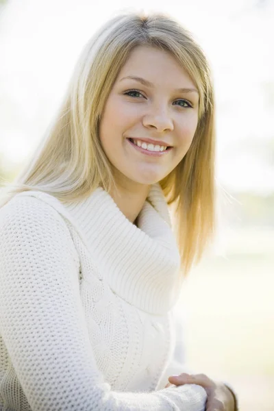 Portrait Une Jolie Ado Blonde Debout Dans Parc — Photo