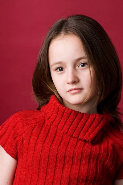 工作室里穿红色毛衣十年的女孩 — 图库照片