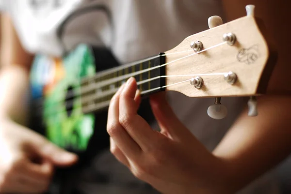 Tocando Ukulele Guitarra Detalhe — Fotografia de Stock