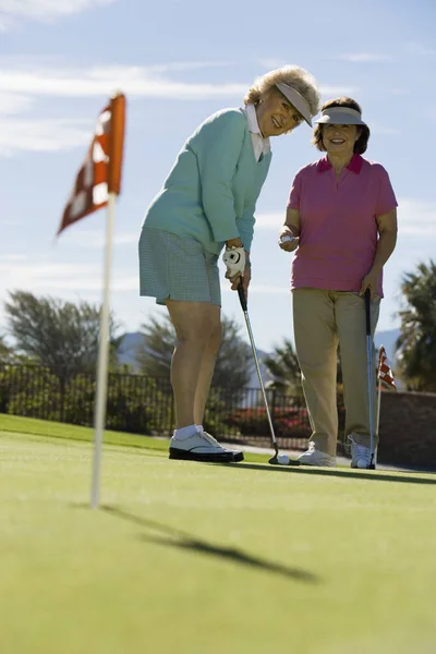 Ανώτερες Γυναίκες Που Παίζουν Γκολφ — Φωτογραφία Αρχείου