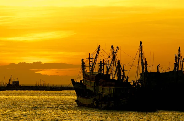 Malerischer Blick Auf Den Schönen Sonnenuntergang Über Zerstörten Schiffen — Stockfoto