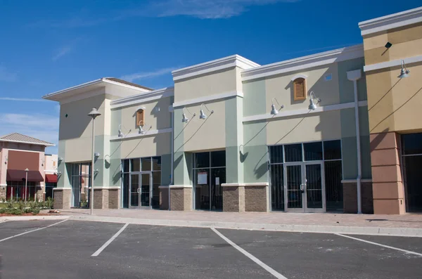 Shopping Comercial Recém Construído Com Acentos Tijolo — Fotografia de Stock