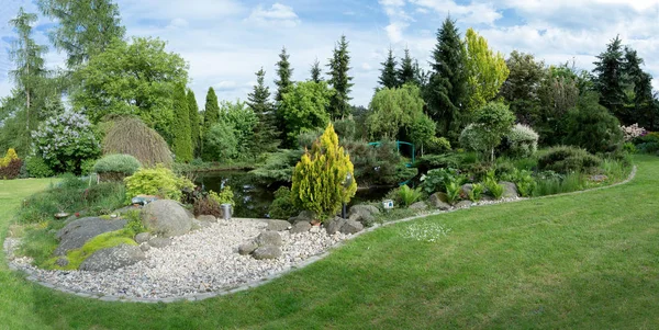 Bella Primavera Disegno Del Giardino Con Alberi Conifera Erba Verde — Foto Stock