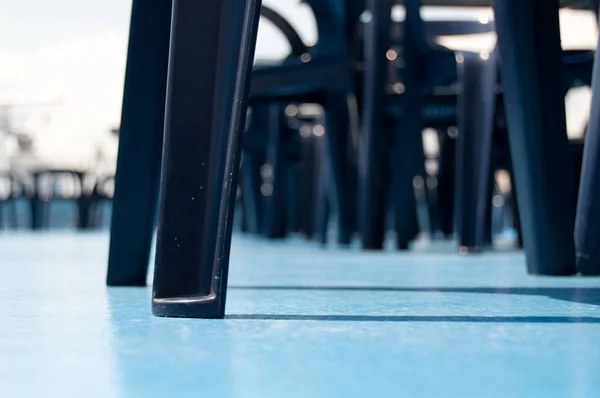 Stoelen Een Dek Met Een Blauwe Grond — Stockfoto