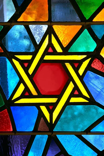 马根大卫明星玻璃画在犹太教堂 — 图库照片