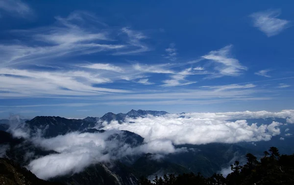 Jest Piękne Błękitne Niebo Biała Chmura — Zdjęcie stockowe