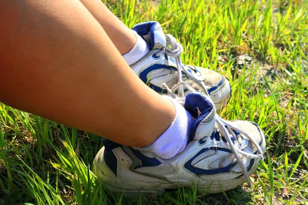 Närbild Kvinnans Fötter Med Sneakers — Stockfoto