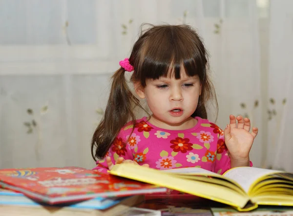 Niño Leyendo Libro Muchacha Tres Años Las Condiciones Casa — Foto de Stock