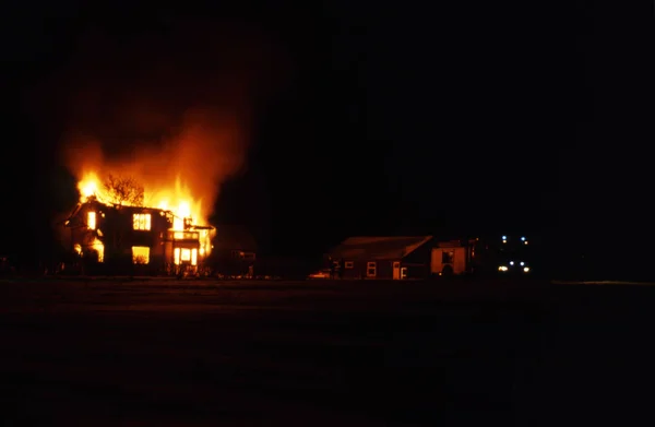 Una Casa Arde Por Noche — Foto de Stock